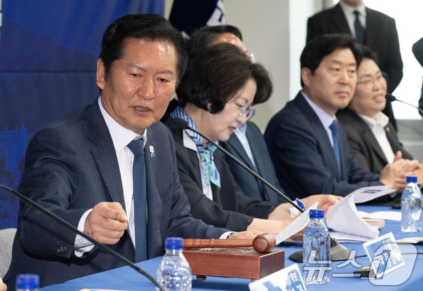 본문 이미지 - 정청래 더불어민주당 대표가 27일 오전 경기 안성시 김보라 경기 안성시장 후보 선거사무소에서 열린 현장 최고위원회의에서 모두발언을 하고 있다. (공동취재) 2026.4.27 ⓒ 뉴스1 김영운 기자