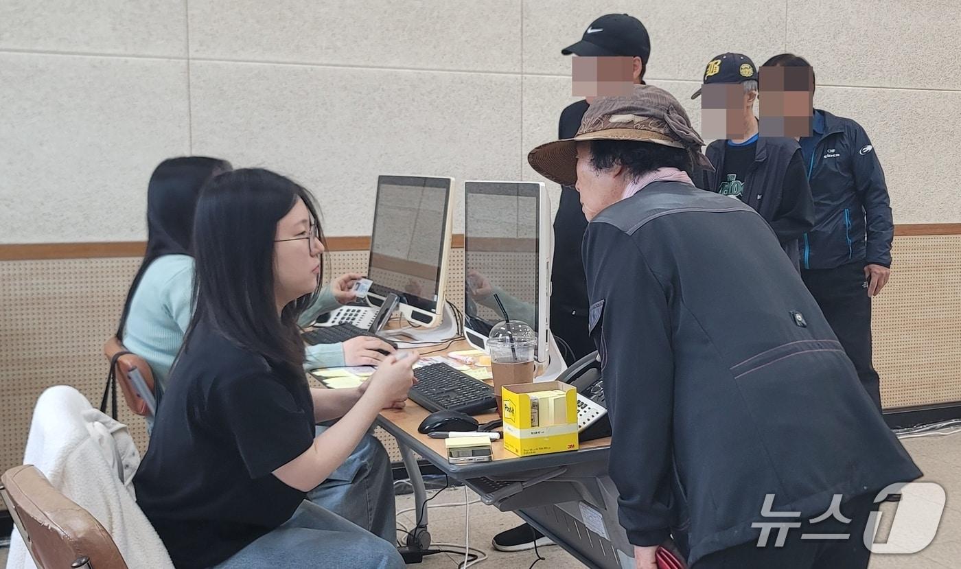 본문 이미지 - 충북 청주시 상당구 용암1동 행정복지센터 고유가 피해지원금 지급 신청 모습.2026.4.27./뉴스1