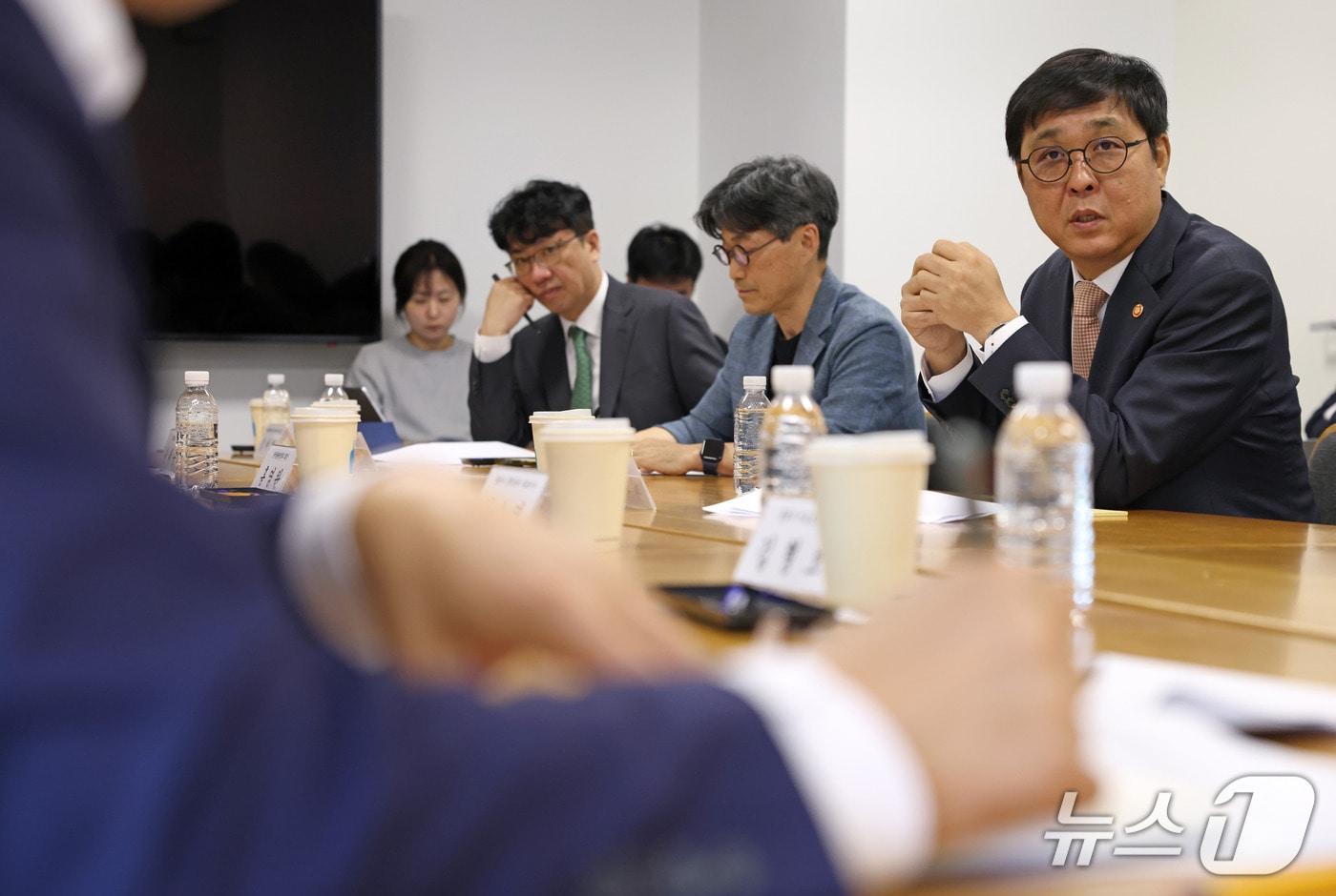 본문 이미지 - 최휘영 문체부 장관은 출판 제작비의 세액공제와 도서정가제 개선도 주요 의제로 올랐다. 최 장관은 웹툰처럼 세액공제가 적용되는 장르와 비교해 출판 분야도 재정 당국과 협의를 이어가고 있다고 밝혔다.