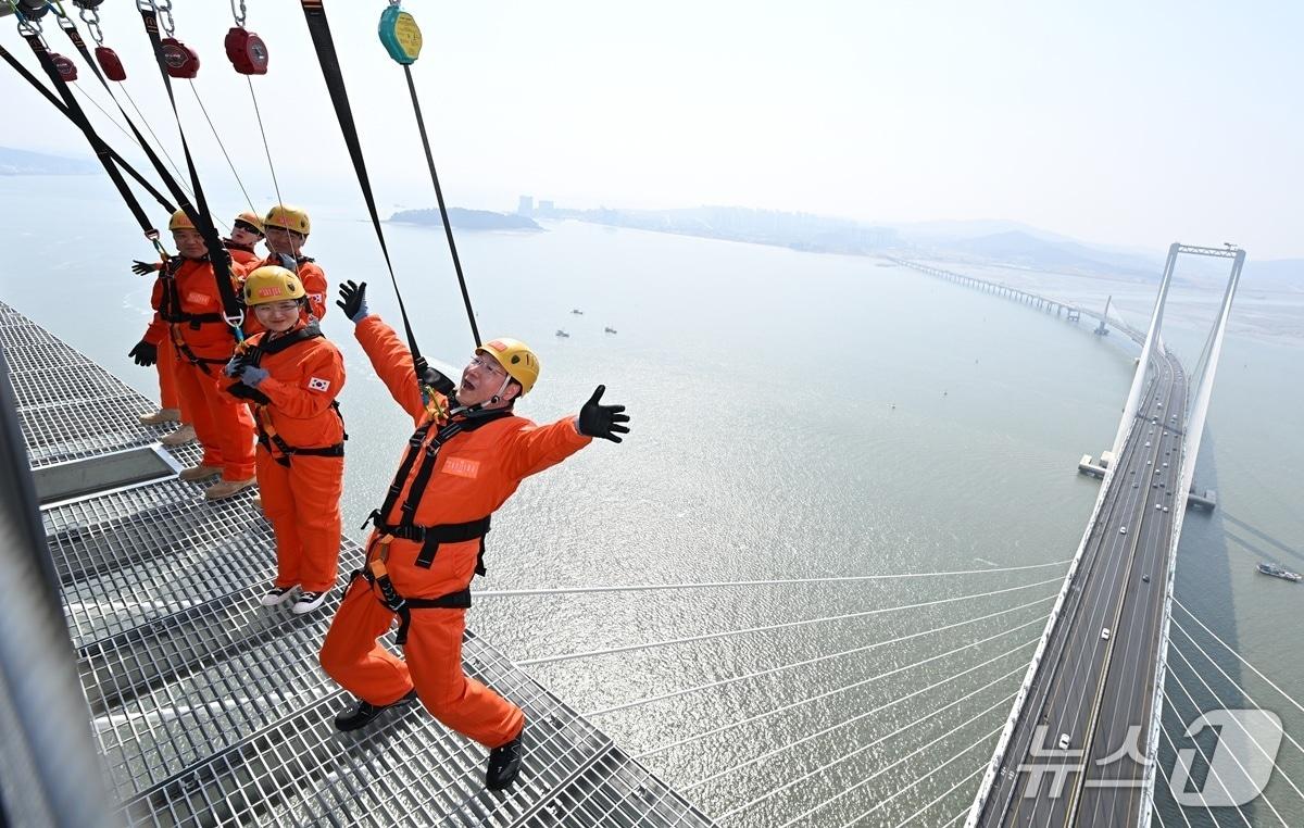 본문 이미지 - 유정복 인천시장이 지난달 25일 청라하늘대교에서 관계자들과 개장을 앞둔 관광시설을 점검하고 있다. (인천시 제공.재판매 및 DB금지)