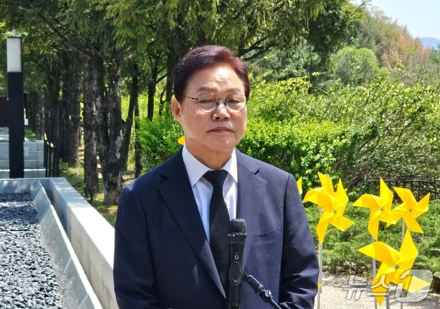 본문 이미지 - 박완수 경남지사가 27일 김해 봉하마을을 찾아 노무현 대통령 묘역에 참배한 뒤 참배 배경을 설명하고 있다. 2026.4.27 ⓒ 뉴스1 박민석 기자