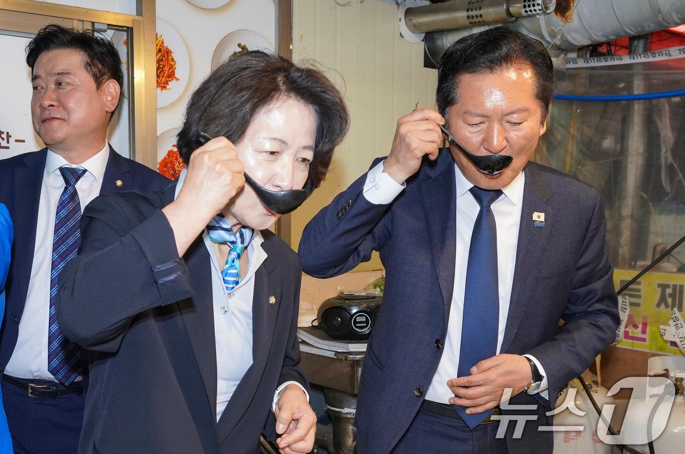본문 이미지 - 정청래 더불어민주당 대표와 추미애 경기도지사 후보가 지난달 27일 경기도 안성시 서인동 중앙시장을 방문해 국밥을 먹고 있다. (공동취재) 2026.4.27 ⓒ 뉴스1 김영운 기자