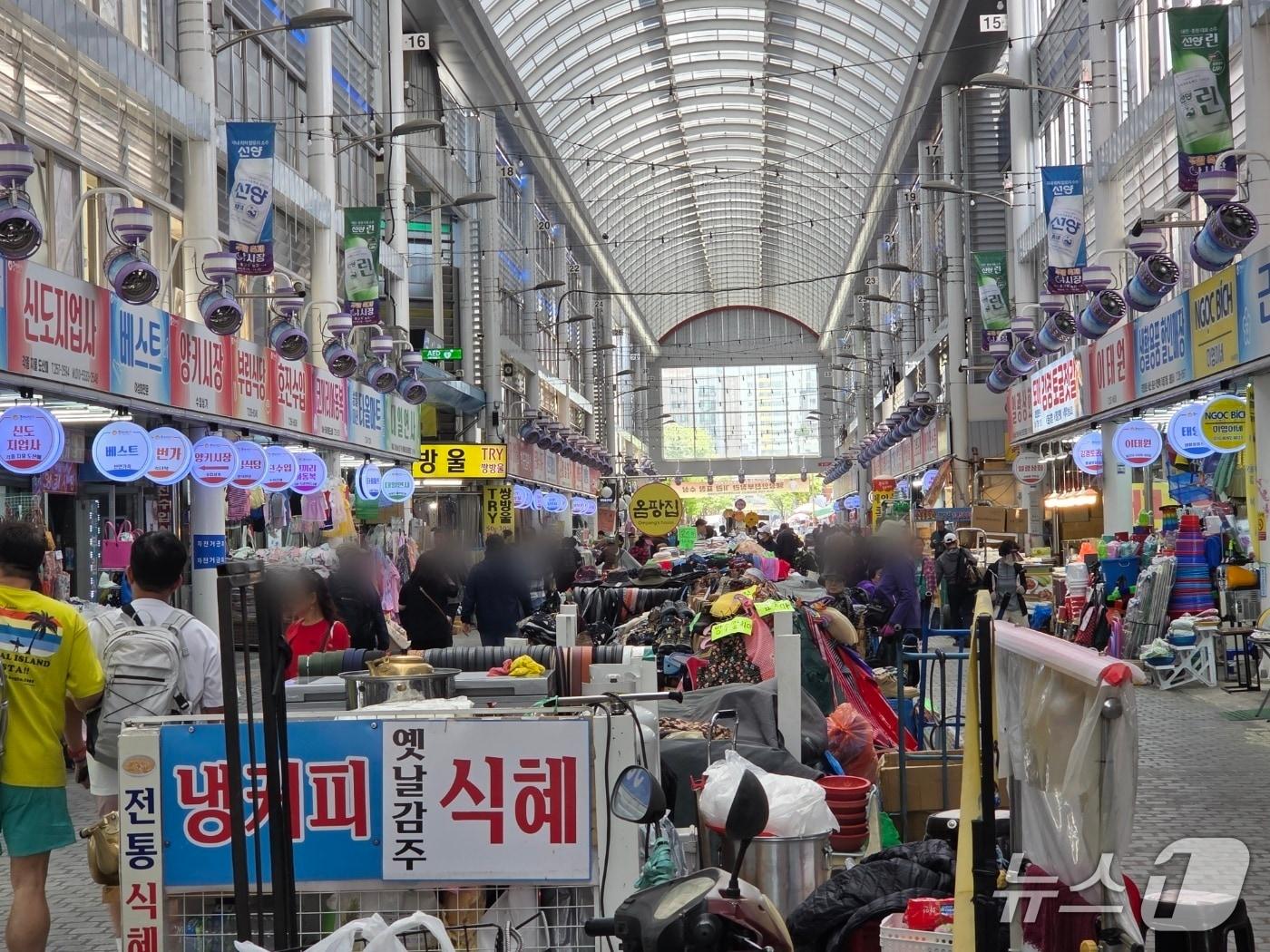 본문 이미지 - 고유가 피해지원금 1차 신청이 시작된 27일 대전 중앙시장에 활기가 돌고 있다. ⓒ 뉴스1 김종서 기자