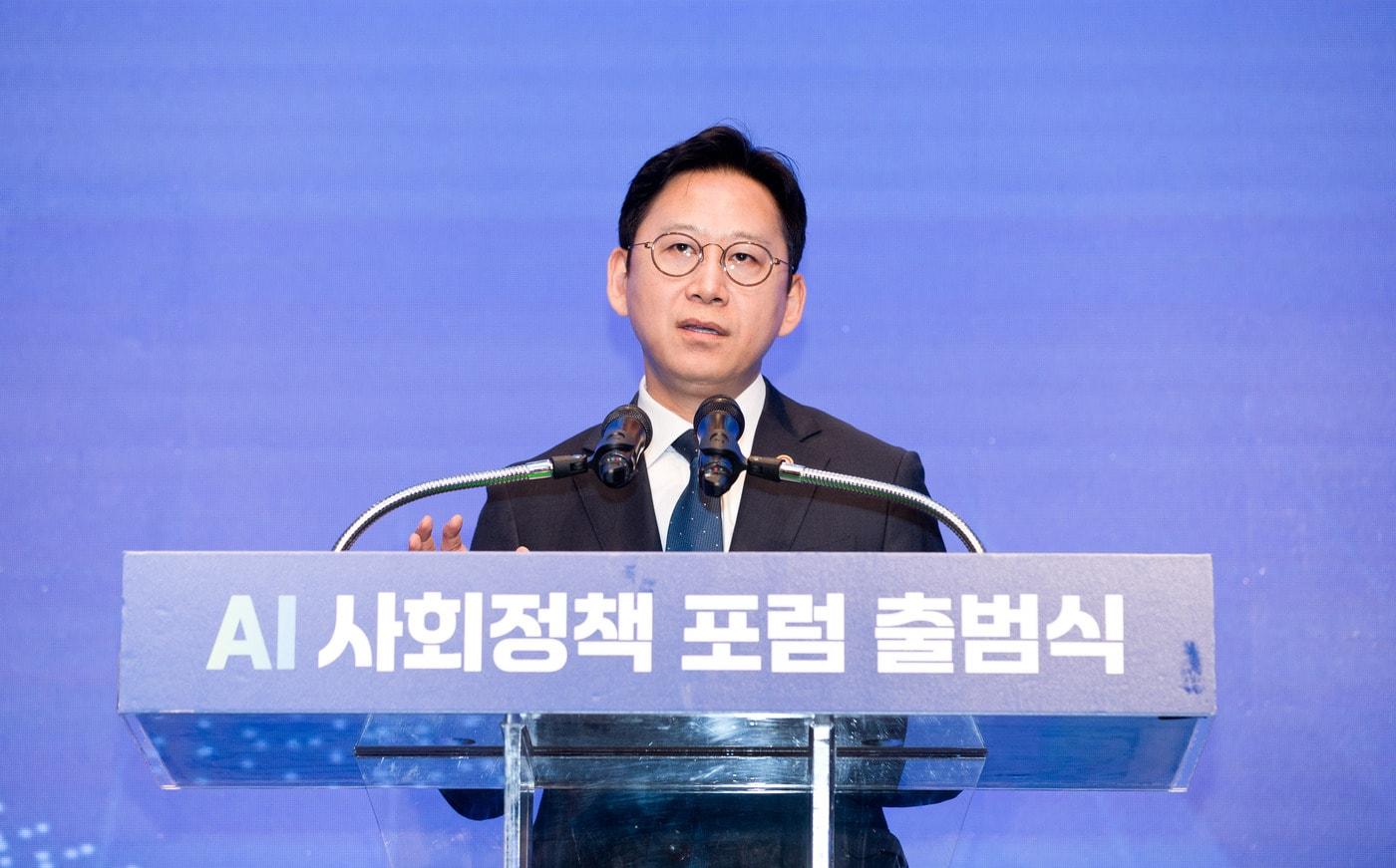 본문 이미지 - 배경훈 부총리 겸 과기정통부 장관이 27일 서울 양재 엘타워에서 열린 'AI 사회정책 포럼' 출범식에서 환영사를 하고 있다. (과기정통부 제공)