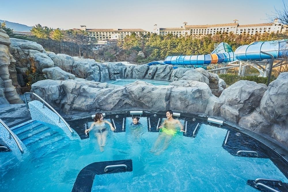 본문 이미지 - 설악 워터피아 스파밸리에서 노천탕을 즐기는 가족(한화호텔앤드리조트 제공)