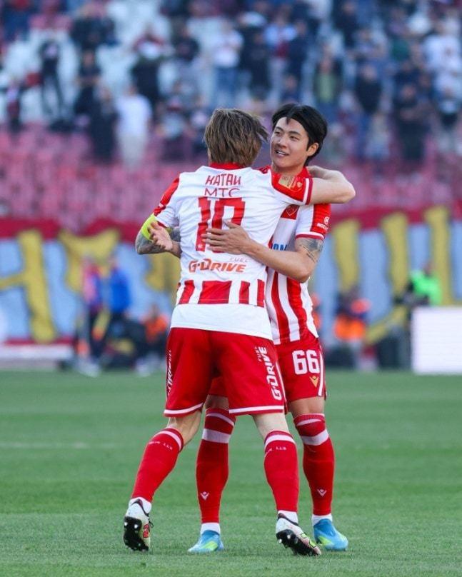 본문 이미지 - 세르비아 프로축구에서 우승을 일군 즈베즈다의 설영우(오른쪽)(즈베즈다 제공) 