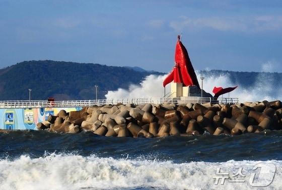 본문 이미지 - 울산 북구 정자항 귀신고래등대.(울산 북구 제공. 재판매 및 DB금지)/뉴스1