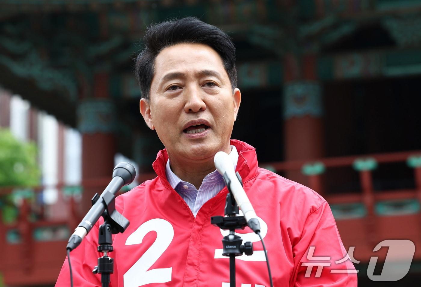 본문 이미지 - 6.3 지방선거 서울시장 예비후보자 등록을 마친 오세훈 국민의힘 후보가 27일 서울 종로구 보신각 앞에서 기자회견을 하고 있다. 2026.4.27 ⓒ 뉴스1 최지환 기자