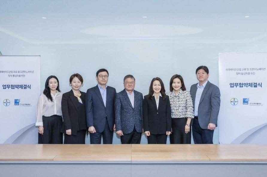 본문 이미지 - 국가신약개발재단-바이엘 코리아 업무협약식 사진. (왼쪽부터) 국가신약개발재단 김진선 대외협력팀장, 김주연 사업화지원팀장, 전복환 R&D사업본부장, 박영민 사업단장, 바이엘 코리아 이진아 대표이사, 이지연 커뮤니케이션 상무, 노명규 항암제, 신규사업 전무. (국가신약개발재단 제공)