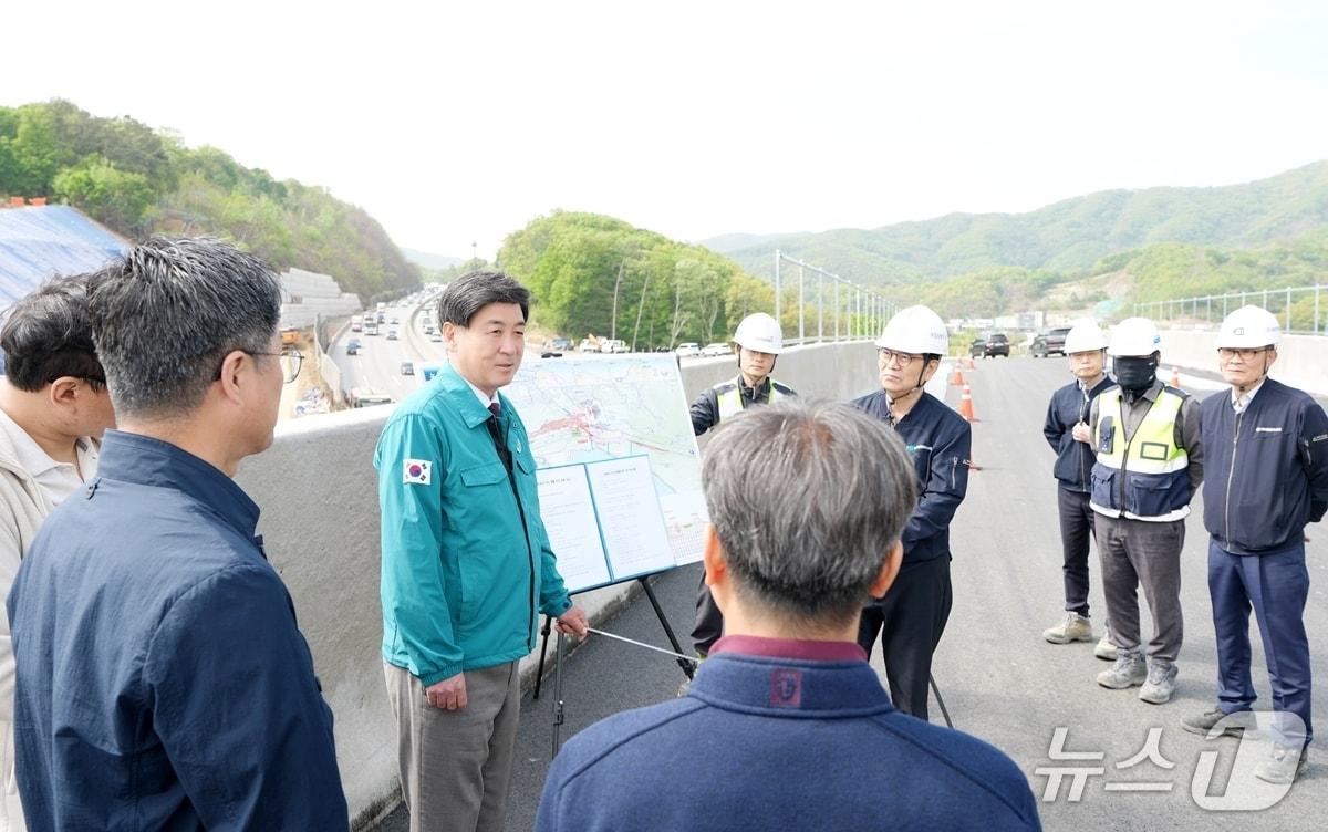 본문 이미지 - 방세환 시장이 국도 3호선 성남 방향 진입 램프 공사 현장에서 관계자로부터 공사 진행 상황을 듣고 있는 모습.(광주시 제공)