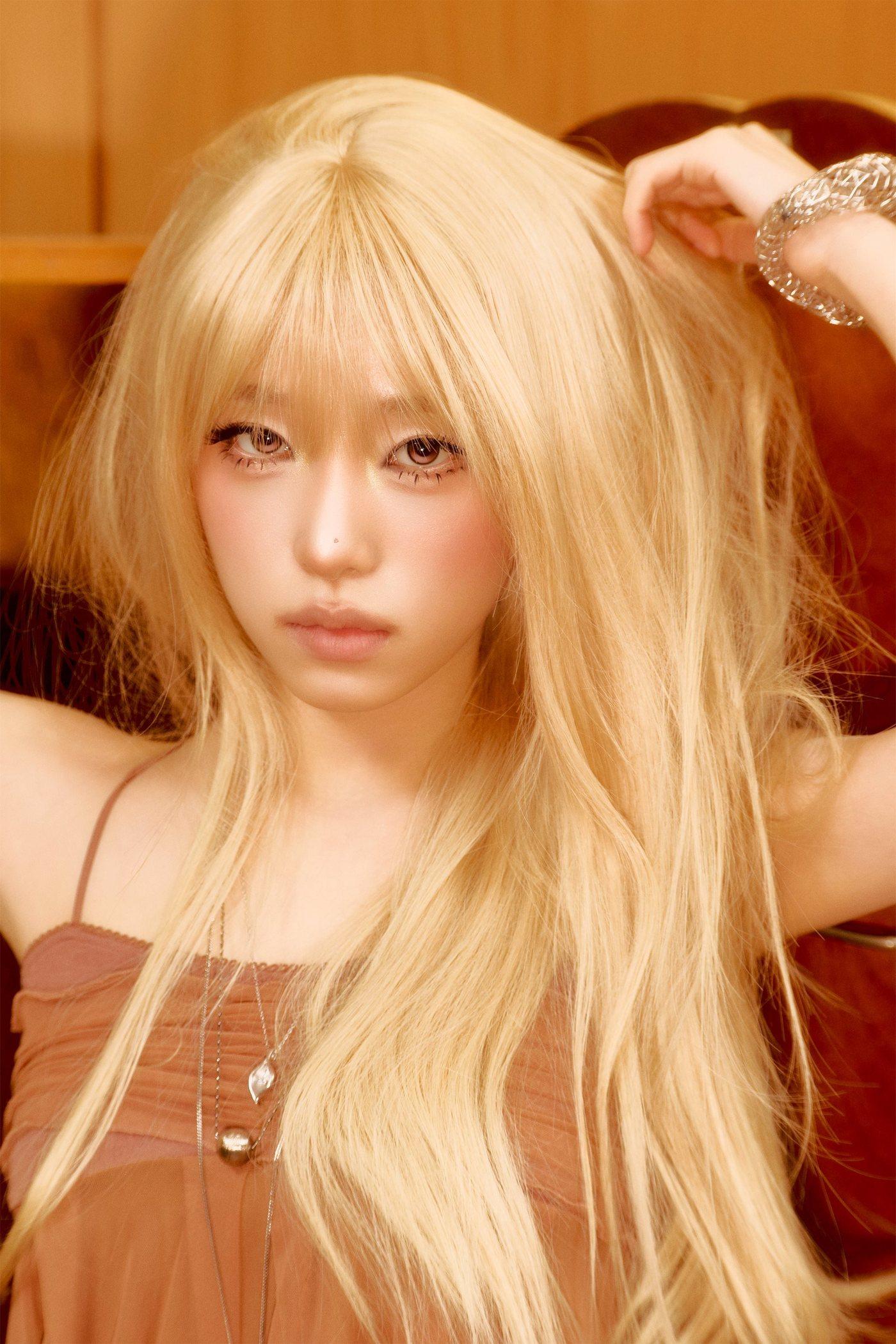 본문 이미지 - 28일 잠실 삼성-두산전 시구자로 나서는 최예나. (두산 제공)