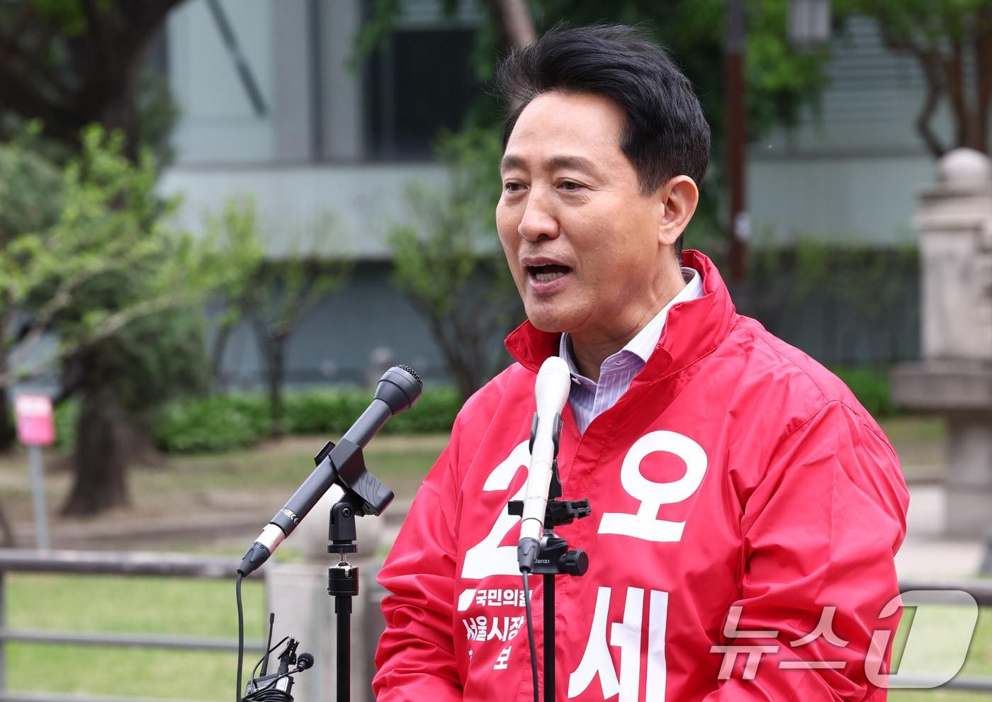 본문 이미지 - 6.3 지방선거 서울시장 예비후보자 등록을 마친 오세훈 국민의힘 후보가 27일 서울 종로구 보신각 앞에서 출마 기자회견을 하고 있다. 2026.4.27 ⓒ 뉴스1 최지환 기자