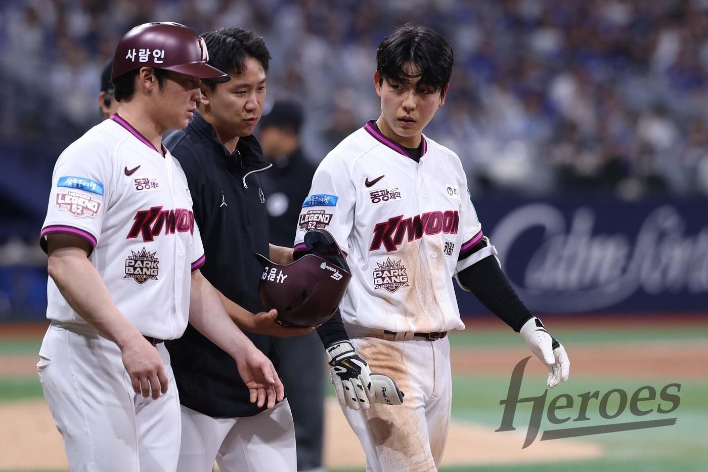 본문 이미지 - 키움 히어로즈 외야수 박수종(오른쪽)이 26일 열린 KBO리그 고척 삼성 라이온즈전에서 8회말 귀 부위에 공을 맞고 교첵됐다. (키움 히어로즈 제공)