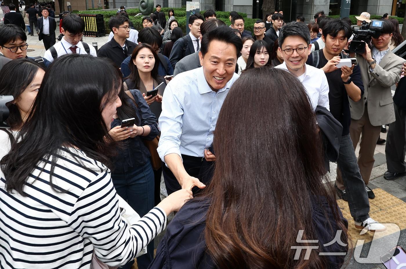 본문 이미지 - 6.3 지방선거 서울시장 예비후보자 등록을 마친 오세훈 국민의힘 후보가 27일 오후 출마 기자회견을 위해 서울 종로구 보신각으로 이동하며 시민들과 인사하고 있다. 2026.4.27 ⓒ 뉴스1 최지환 기자