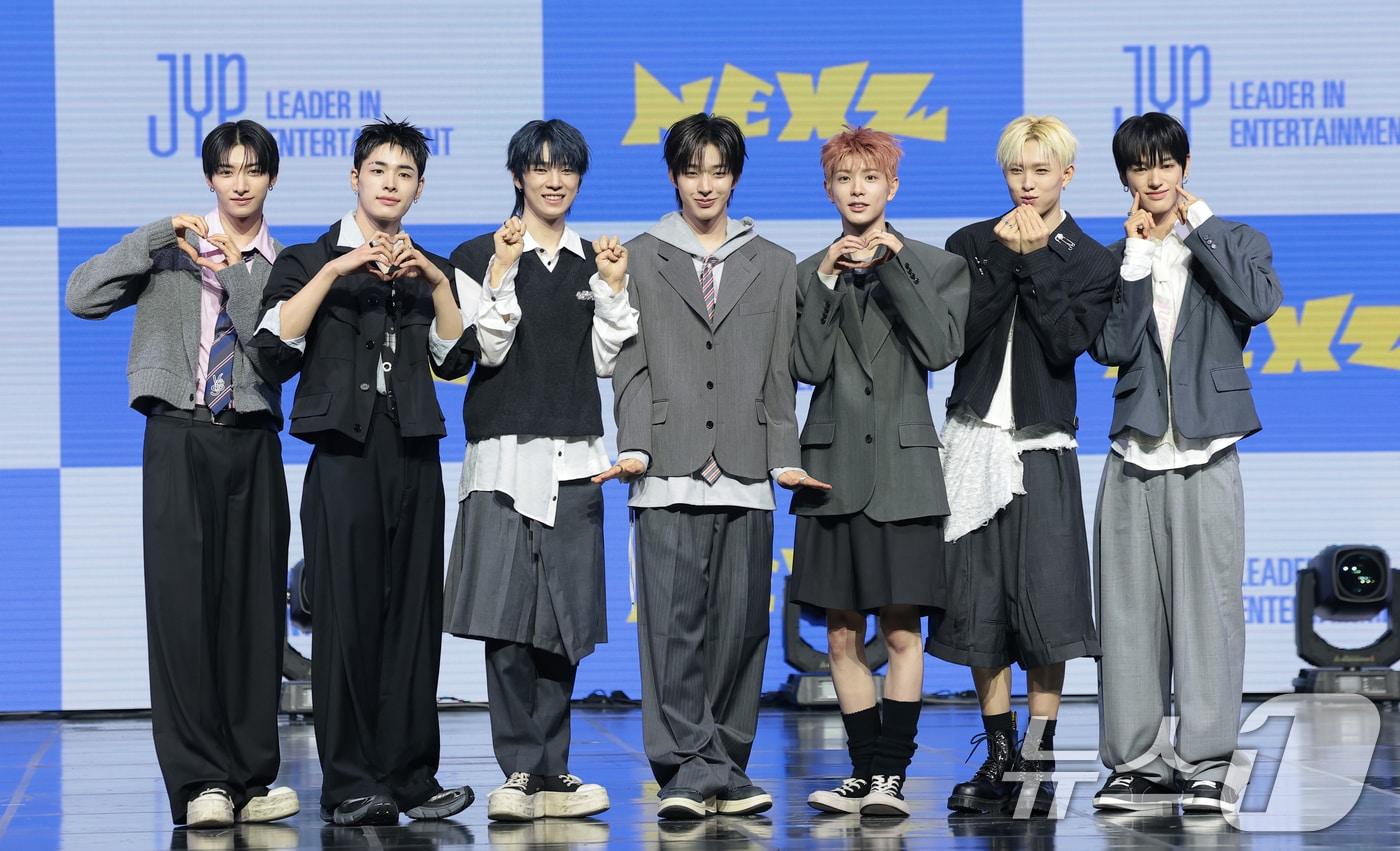 본문 이미지 - 그룹 NEXZ(넥스지) 유우(왼쪽부터)와 하루, 소건, 토모야, 유키, 휴이, 세이타가 27일 서울 용산구 한남동 블루스퀘어에서 가진 싱글 2집 'Mmchk(음츠크)' 쇼케이스에서 포즈를 취하고 있다. 2026.4.27 ⓒ 뉴스1 권현진 기자