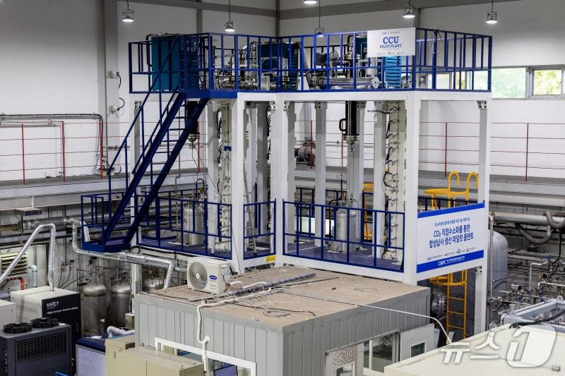 본문 이미지 - 액체 탄화수소 50㎏ 생산 파일럿 설비(한국화학연구원 제공) /뉴스1
