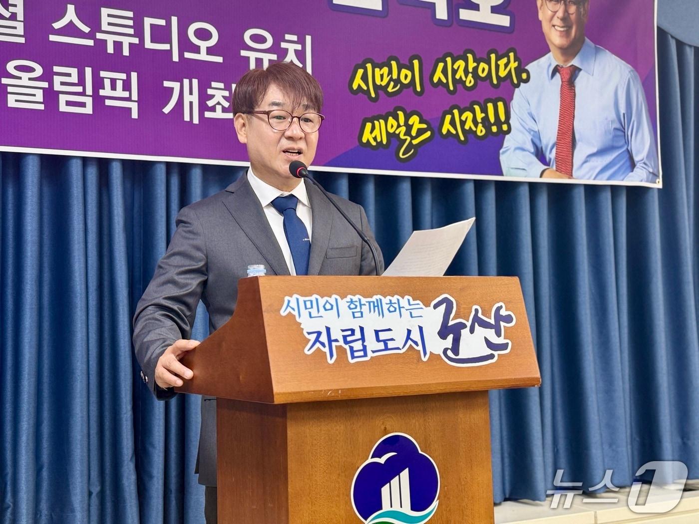 본문 이미지 - 무소속 진석호 군산시장 예비후보가 27일 군산시청 브리핑룸에서 출마선언 기자회견을 갖고 있다.2026.4.27/뉴스1