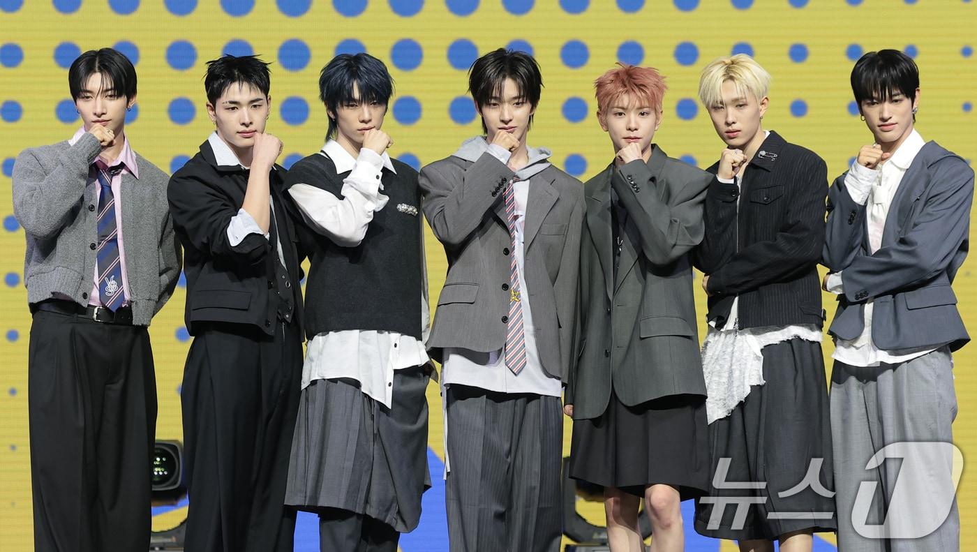 본문 이미지 - 그룹 NEXZ(넥스지) 유우(왼쪽부터)와 하루, 소건, 토모야, 유키, 휴이, 세이타가 27일 서울 용산구 한남동 블루스퀘어에서 가진 싱글 2집 'Mmchk(음츠크)' 쇼케이스에서 포즈를 취하고 있다. 2026.4.27 ⓒ 뉴스1 권현진 기자