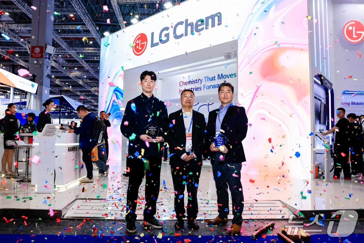 본문 이미지 -  LG화학이 차이나플라스 2026에서 주최측 관계자로부터 Excellence Award를 수상하고 있는 모습.(사진제공 = LG화학)