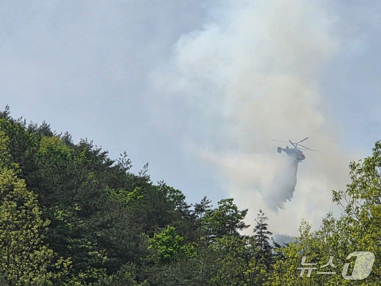 본문 이미지 - 27일 낮 12시쯤 충북 영동군 상촌면 하도대리 인근에서 발생한 산불이 2시간 20분 만에 진화됐다.(영동군 제공. 재판매 및 DB금지) 