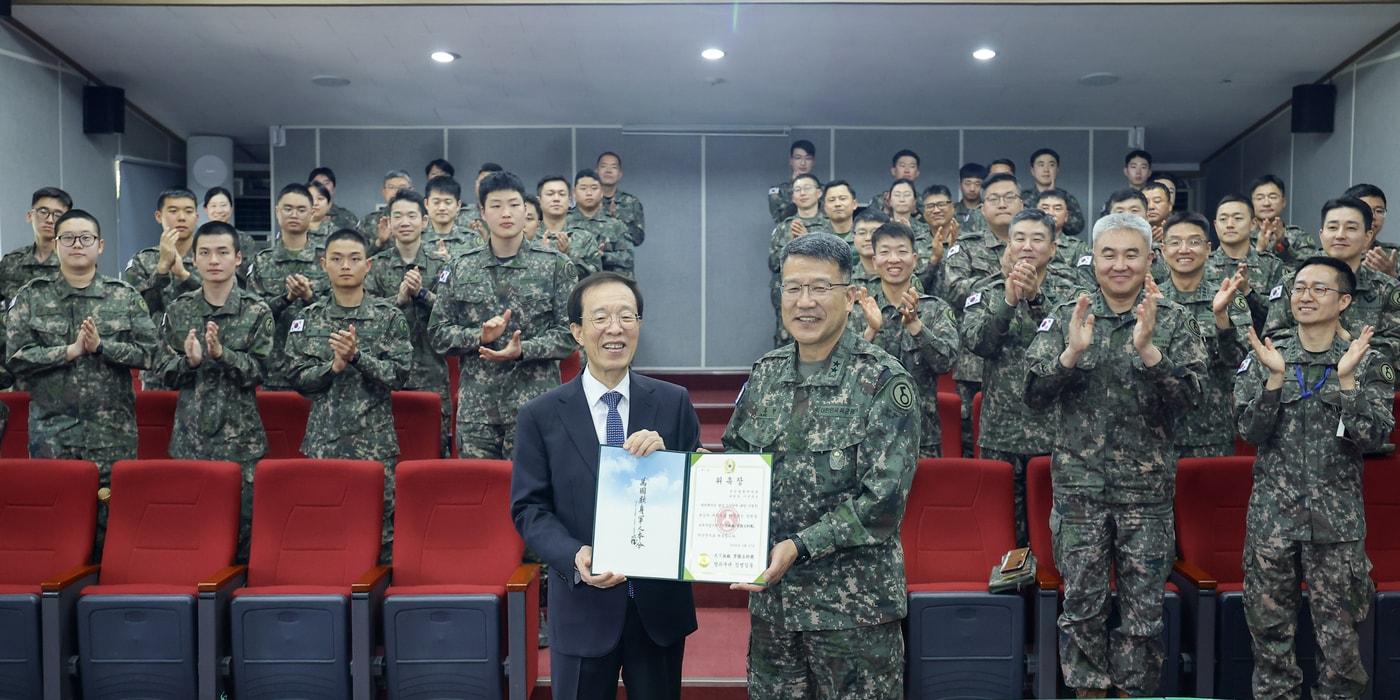 본문 이미지 - 이석연 국민통합위원회 위원장이 27일 제5보병사단을 찾아 정신전력 강화 정훈교육 및 전방 지역 시찰 일정을 진행했다 (국민통합위원회 제공)