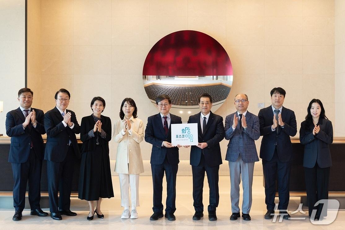 본문 이미지 - 포스코 희망이음 산재가족돌봄재단이 27일 이사회를 개최하고 출범했다. 재단 이사모습. 오른쪽 네번째 장인화 포스코그룹 회장(초대 재단 이사장) (포스코그룹 제공) 