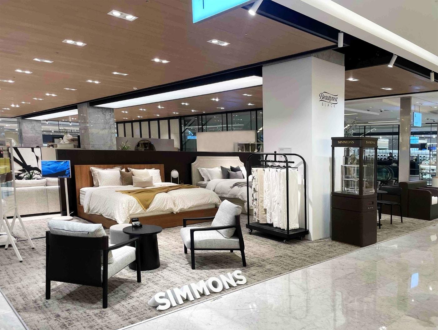 본문 이미지 - 시몬스는 현대백화점 무역센터점에 '뷰티레스트 블랙(Beautyrest BLACK)' 팝업스토어를 추가 운영한다고 27일 밝혔다.(시몬스 제공)