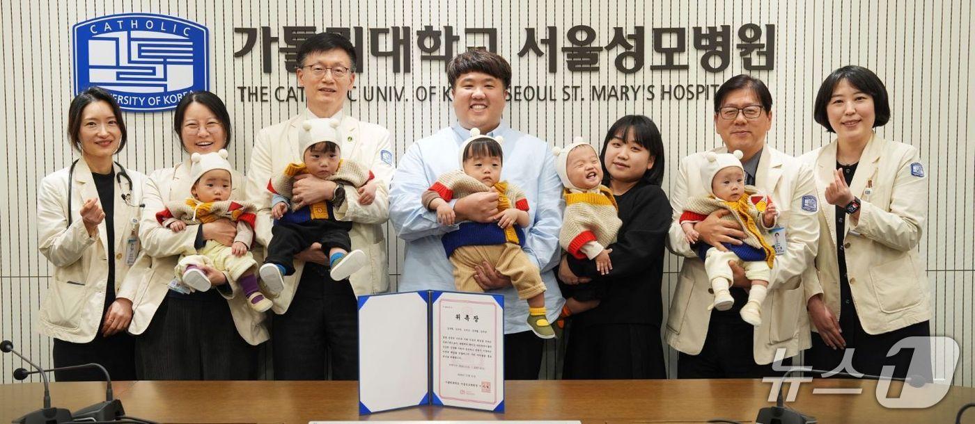 본문 이미지 - 서울성모병원에서 태어났던 다섯쌍둥이(김새힘, 김새찬, 김새강, 김새별, 김새봄)의 지난 1월 개최된 병원 홍보대사 위촉식 기념사진.(서울성모병원 제공)