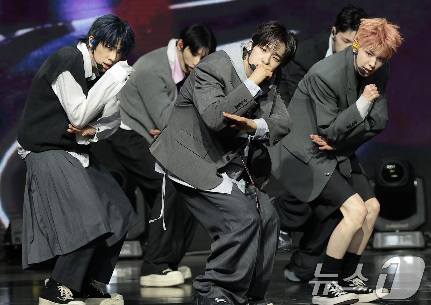 본문 이미지 - 그룹 NEXZ(넥스지)가 27일 서울 용산구 한남동 블루스퀘어에서 가진 싱글 2집 'Mmchk(음츠크)' 쇼케이스에서 타이틀곡을 선보이고 있다. 2026.4.27 ⓒ 뉴스1 권현진 기자