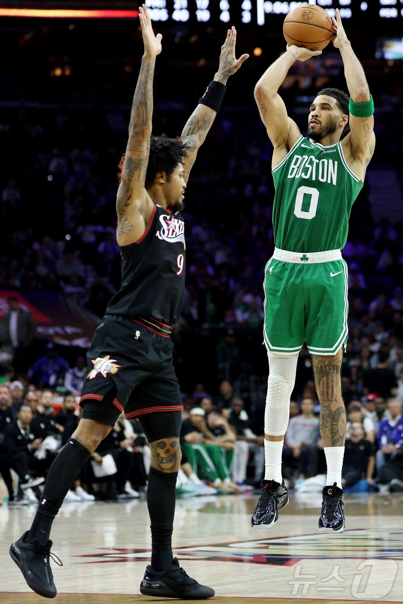 본문 이미지 - 보스턴 셀틱스의 제이슨 테이텀(오른쪽)이 27일(한국시간) 열린 필라델피아 세븐티식서스와 2025-26 NBA 플레이오프 1라운드 4차전에서 슛을 시도하고 있다. ⓒ AFP=뉴스1