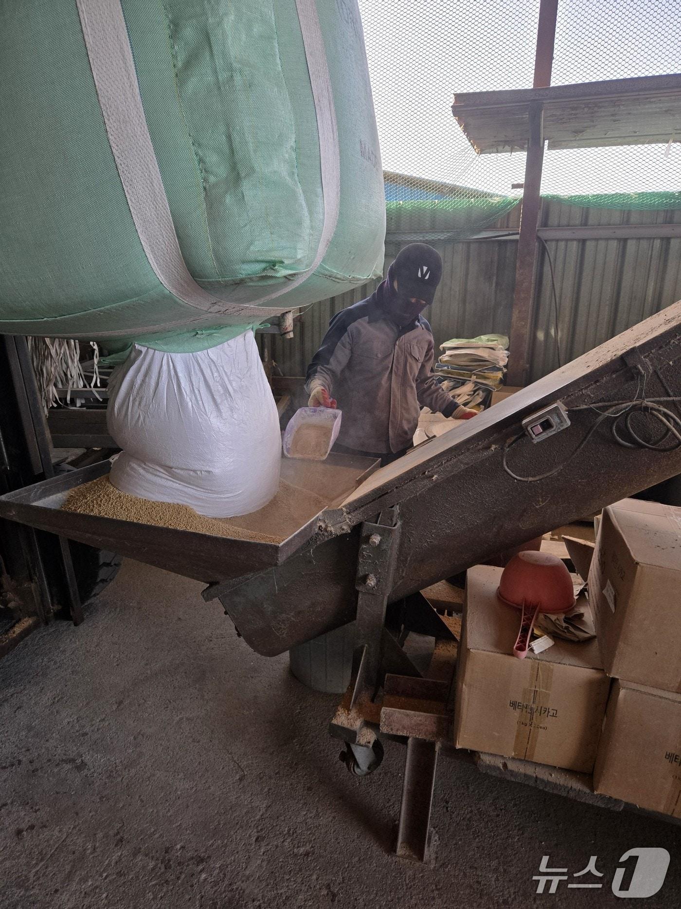 본문 이미지 - 전북 임실군이 양돈 축사 악취 문제를 막기 위해 '악취저감제' 공급 사업을 추진한다.(임실군제공. 재판매 및 DB금지)2026.4.27/뉴스1