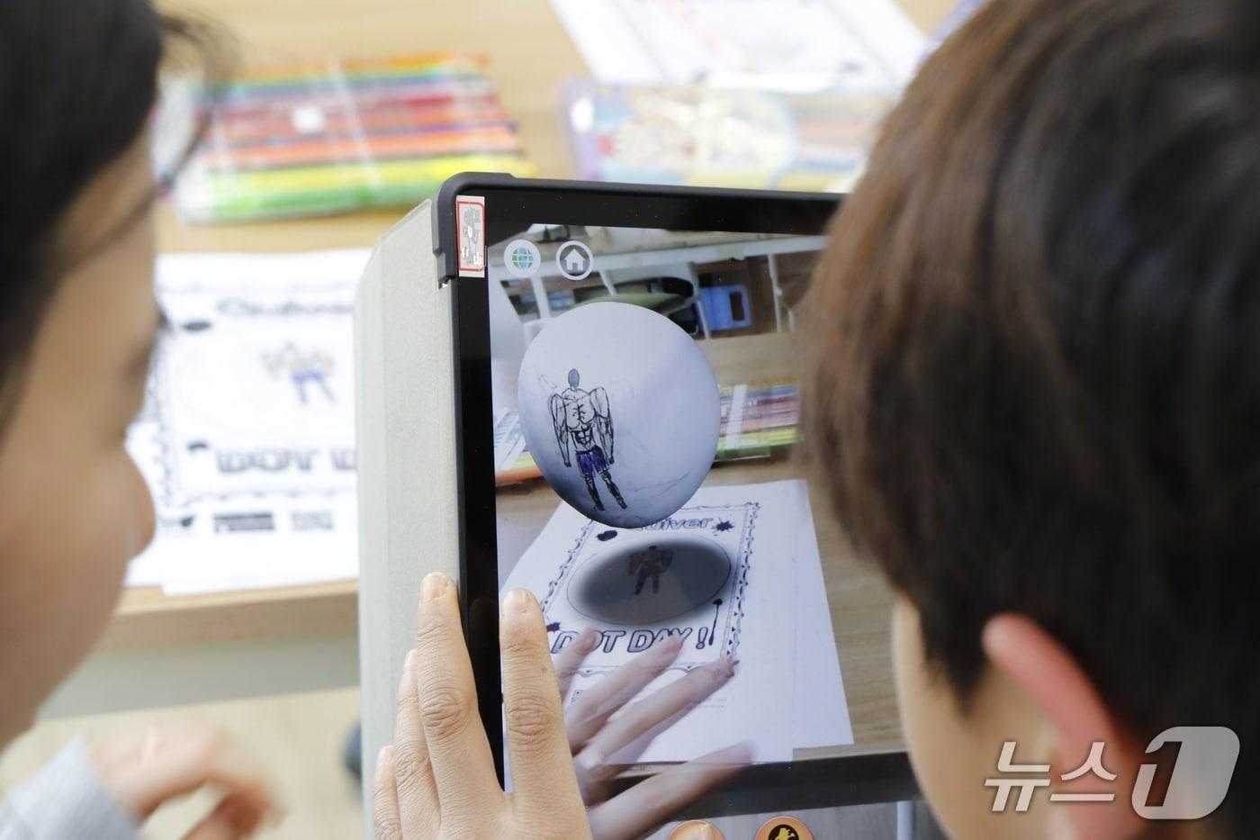 본문 이미지 - 한국도로공사 강원본부가 지난 23일 원주아동센터에서 어린이들을 대상으로 증강현실(VR)기반 창의교육을 했다. (한국도로공사 강원본부 제공. 재판매 및 DB금지) 2026.4.27/뉴스1