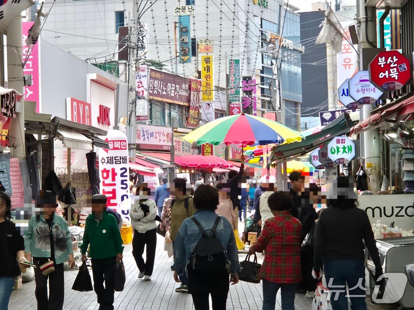 본문 이미지 -  고유가 피해지원금 지급 첫날인 27일 경기 구리시 구리전통시장에서 시민들이 장을 보고 있다.2026.04.27/뉴스1 양희문 기자