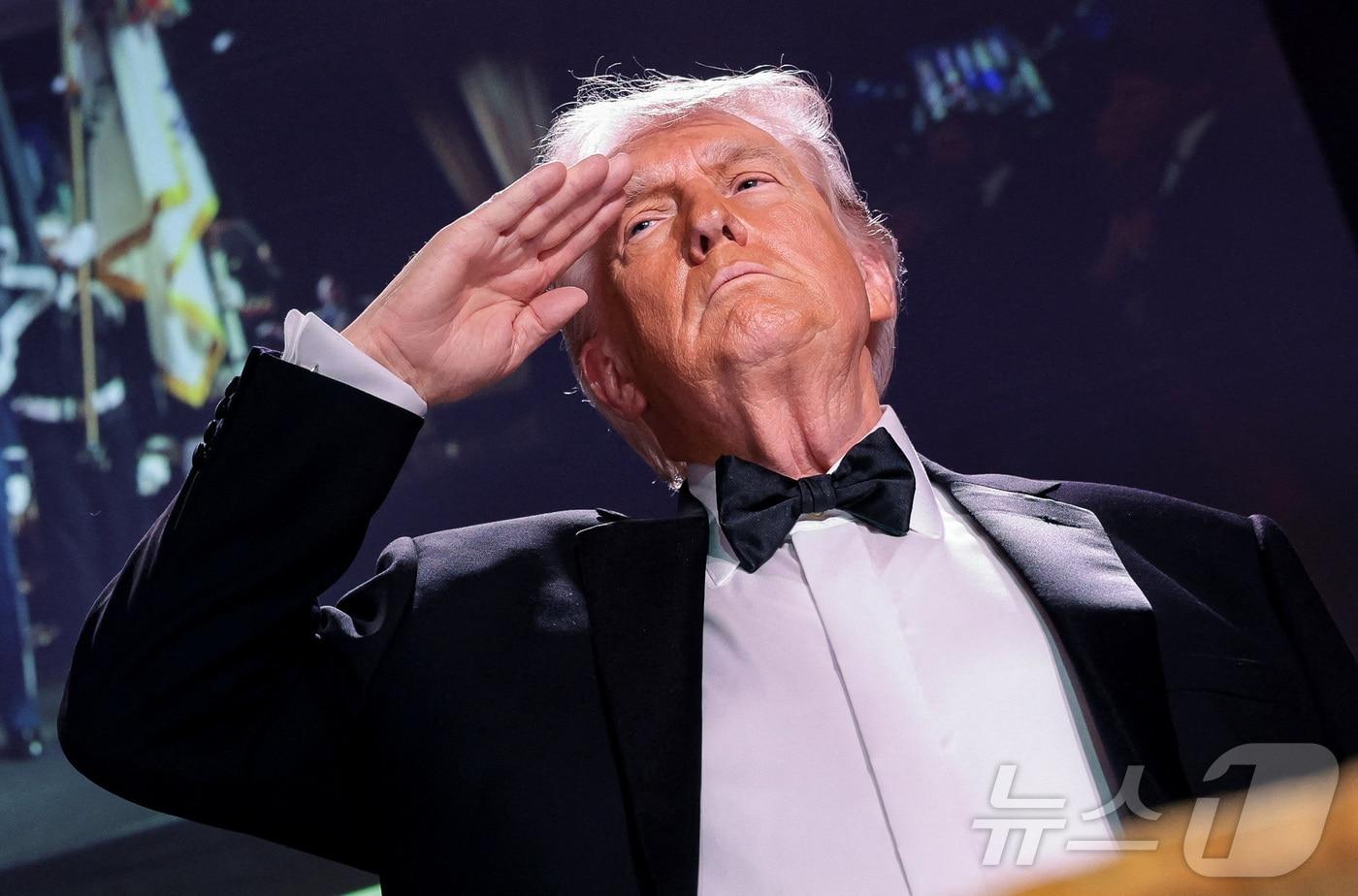 본문 이미지 - 도널드 트럼프 미국 대통령이 지난 25일(현지시각) 미국 워싱턴 D.C.에서 열린 백악관 출입기자단 연례 만찬에서 거수경례를 하고 있다. 2026. 04. 26 ⓒ 로이터=뉴스1