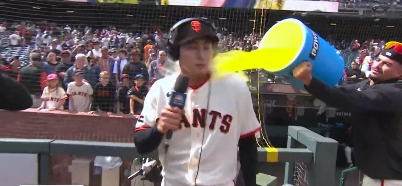 본문 이미지 - 이정후(샌프란시스코 자이언츠)가 27일(한국시간) 마이애미 말린스전이 끝난 후 수훈 인터뷰를 할 때 동료 윌리 아다메스가 음료수를 들이 붓고 있다. (NBC 스포츠 캡처)