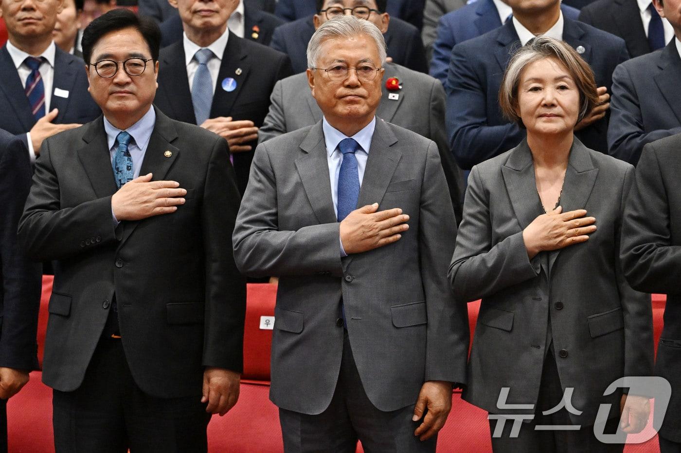 본문 이미지 - 우원식 국회의장과 문재인 전 대통령, 김정숙 여사(왼쪽부터)가 27일 오후 서울 여의도 국회 의원회관에서 열린 4.27 판문점 선언 8주년 기념식에 참석해 국기에 대한 경례를 하고 있다. (공동취재) 2026.4.27 ⓒ 뉴스1 김도우 기자