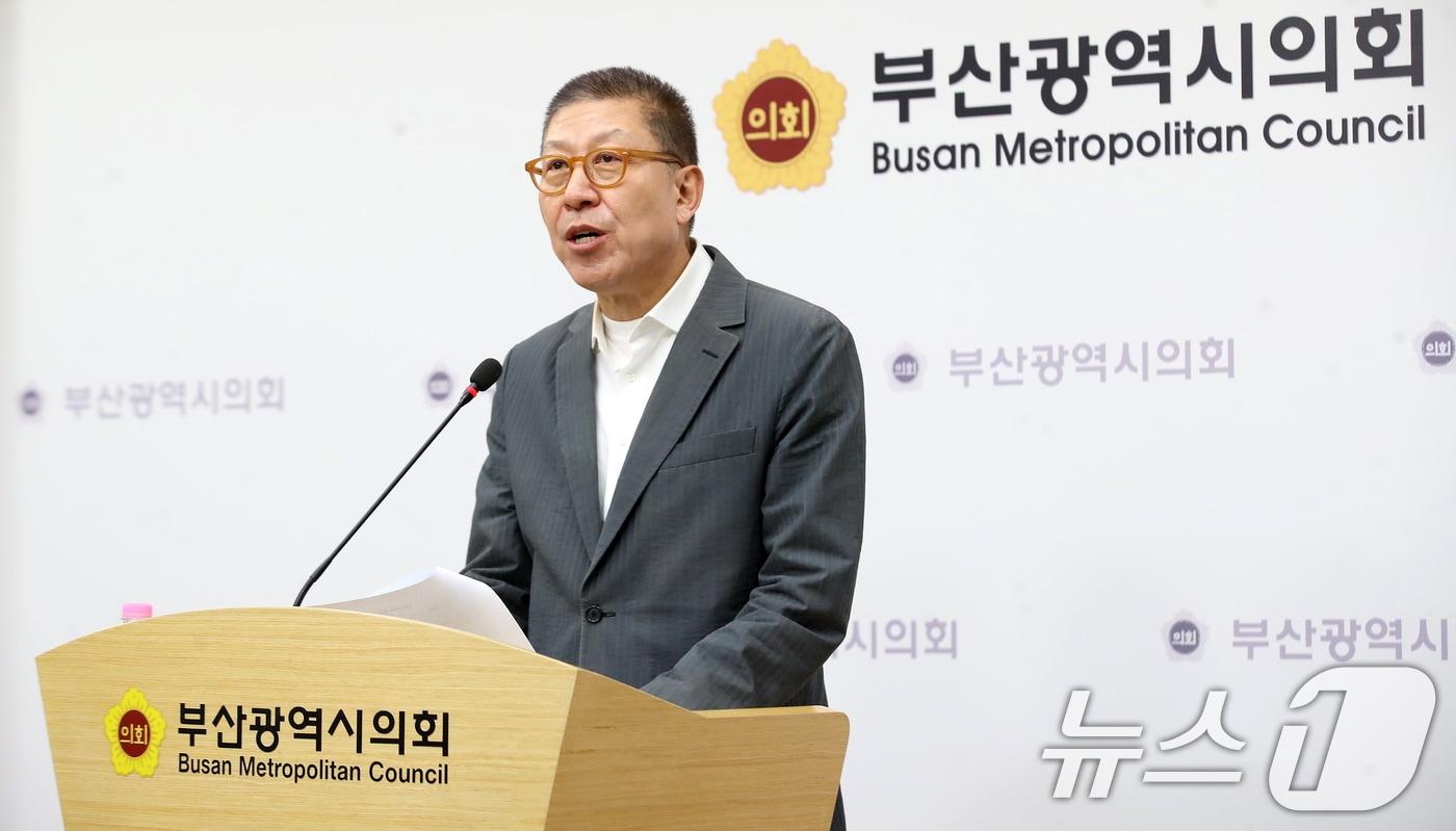 본문 이미지 - 박형준 국민의힘 부산시장 후보가 27일 오후 부산 연제구 부산시의회 브리핑룸에서 6·3 지방선거 부산시장 출마 선언 기자회견을 하고 있다. 2026.4.27 ⓒ 뉴스1 윤일지 기자