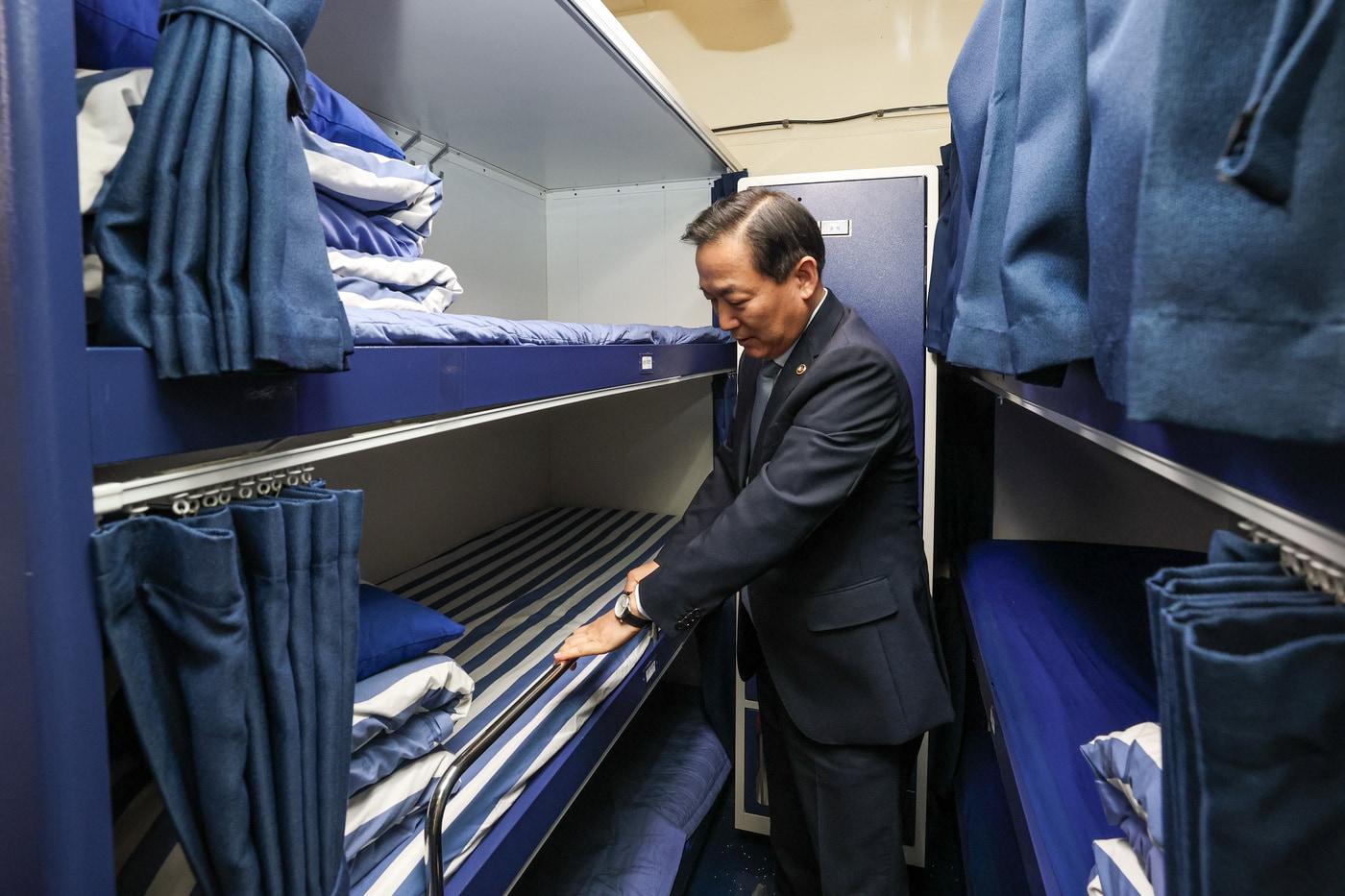 본문 이미지 - 27일 오전 해군 제2함대사령부를 방문한 이두희 국방부 차관이 을지문덕함 함정 승조원 생활환경과 병영여건을 점검하고 있다.(국방부 제공)