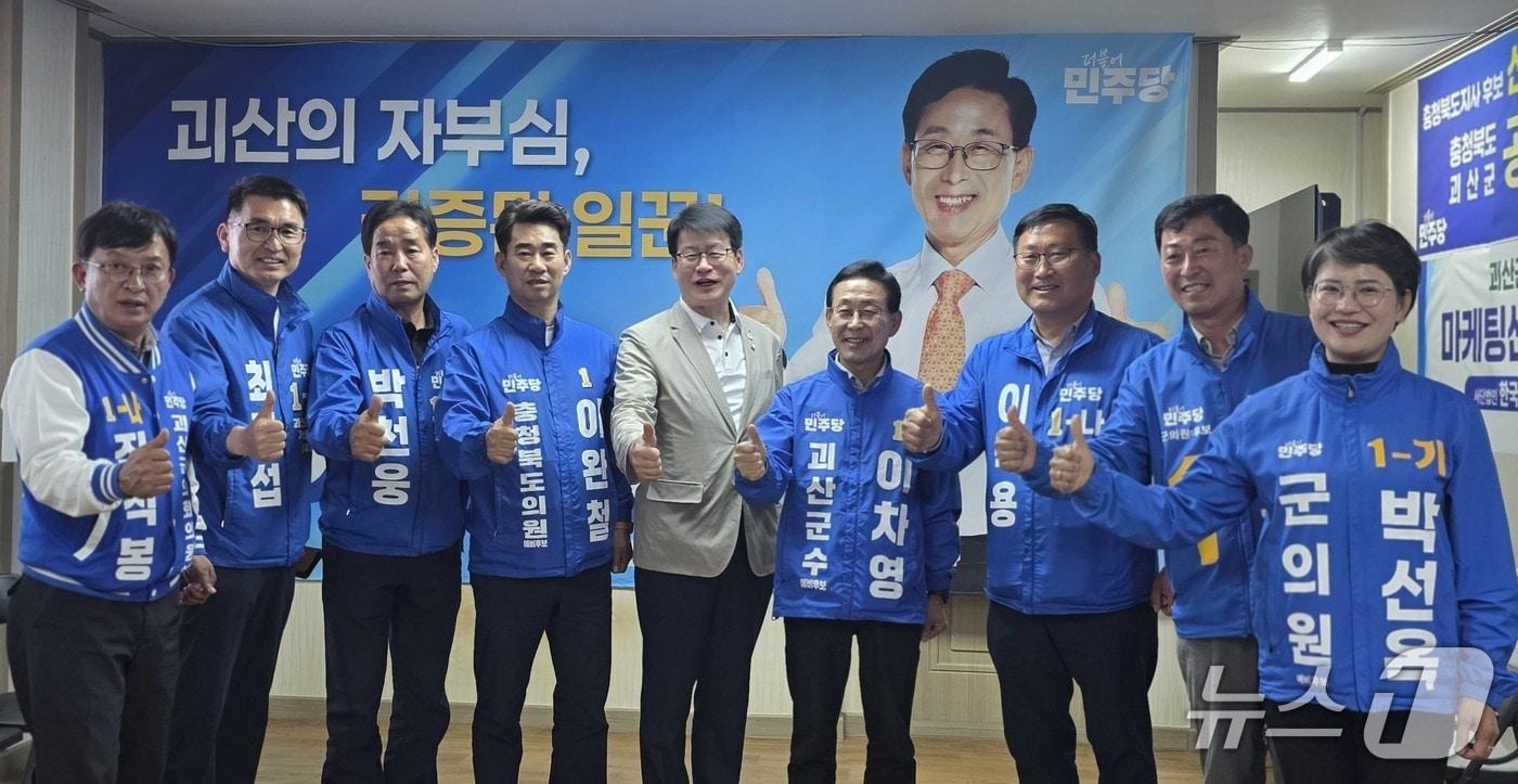 본문 이미지 - 임호선 민주당 충북도당위원장 직무대행이 27일 괴산을 찾아 지방선거 후보들을 격려하고 원팀을 당부했다(이차영 군수 후보 캠프 제공. 재판매 및 DB금지)