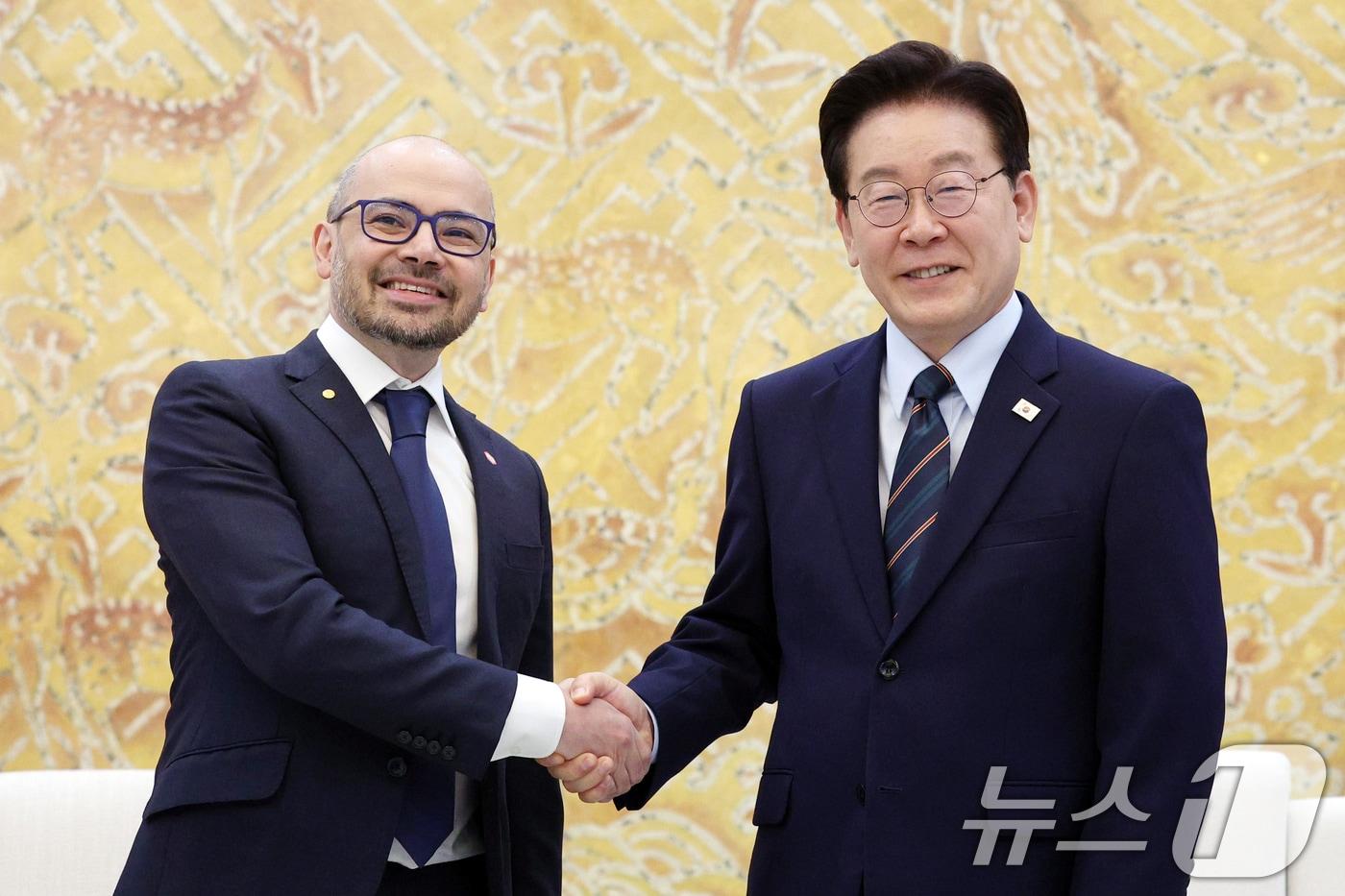 본문 이미지 - 이재명 대통령이 27일 청와대에서 데미스 하사비스 구글 딥마인드 공동창업자 겸 대표와 악수하고 있다. (청와대통신사진기자단) 2026.4.27 ⓒ 뉴스1 허경 기자