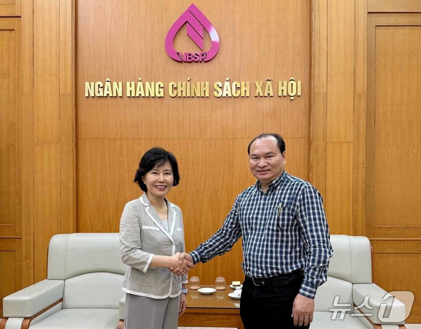 본문 이미지 - 지난 21일 베트남 하노이에 위치한 사회정책은행에서 (왼쪽부터) 김은경 신용회복위원회 위원장과 꾸니언 베트남 사회정책은행 디렉터가 악수를 하는 모습. 2026.04.21 / 사진제공=신용회복위원회