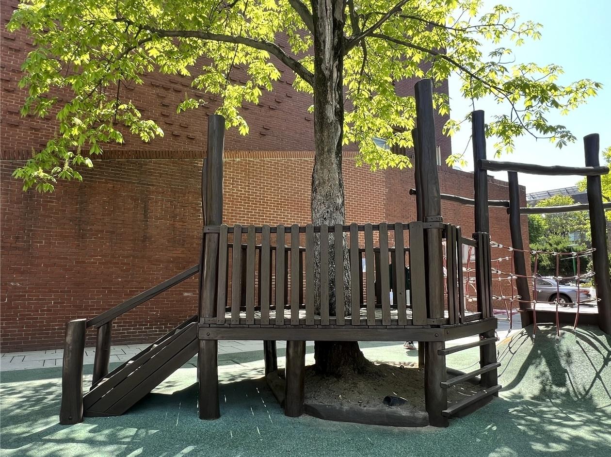 본문 이미지 - 마로니에공원 조합놀이대(종로구 제공)