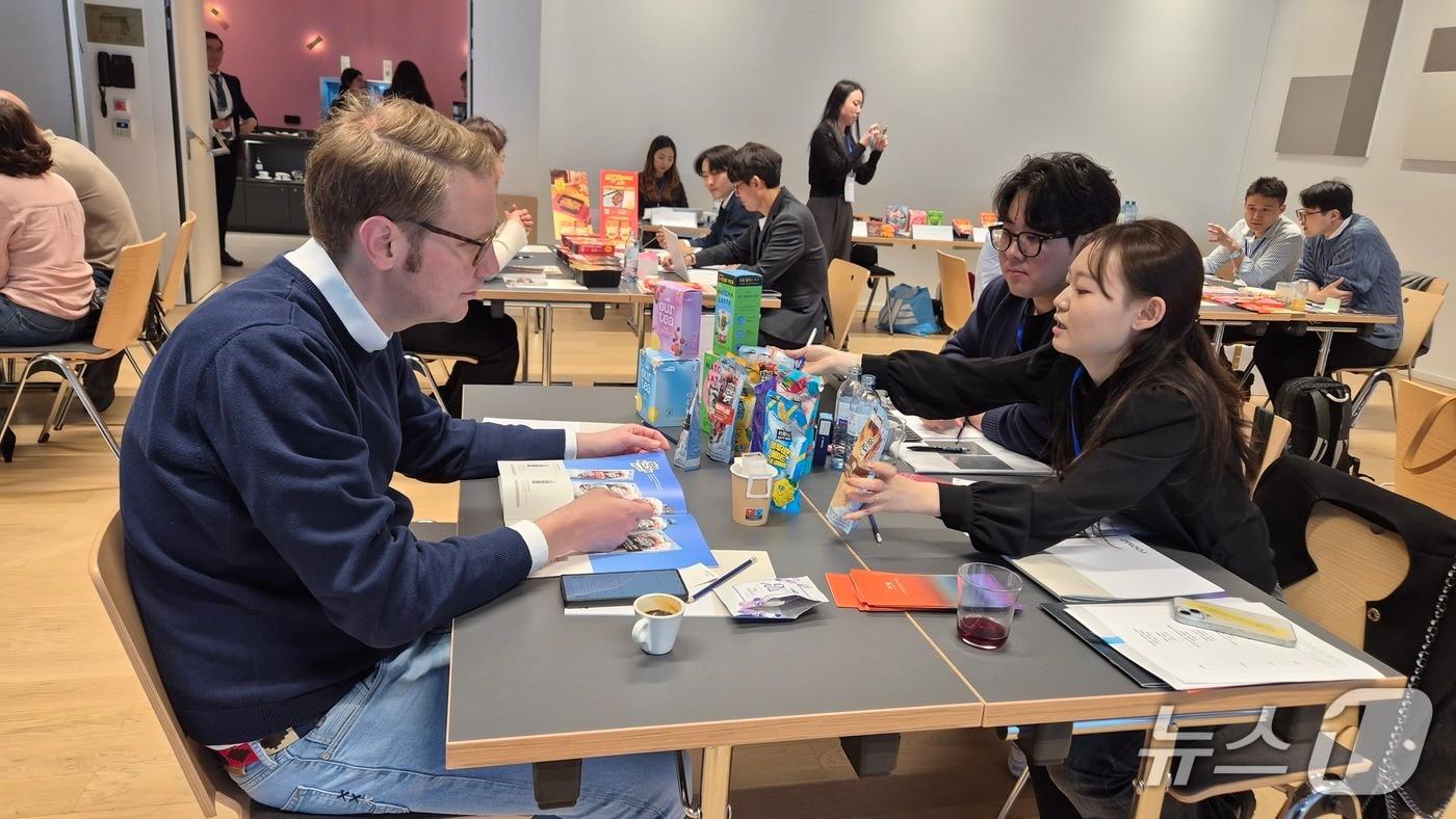 본문 이미지 - 동유럽 소비재 시장개척단이 현지 바이어와 상담하는 모습.(천안시청 제공. 재판매 및 DB금지)