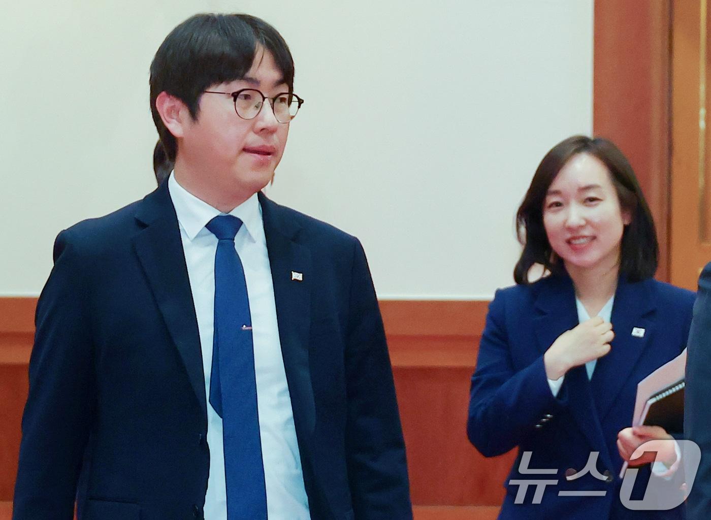 본문 이미지 - 하정우 AI 미래기획 수석과 전은수 대변인이 27일 청와대에서 이재명 대통령의 데미스 하사비스 구글 딥마인드 공동창업자 겸 대표 접견 일정에 참석하고 있다. (청와대통신사진기자단) 2026.4.27 ⓒ 뉴스1 허경 기자