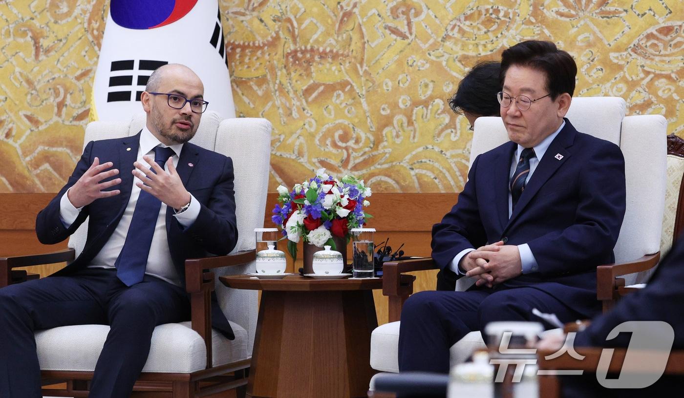 본문 이미지 - 이재명 대통령이 27일 청와대에서 데미스 하사비스 구글 딥마인드 공동창업자 겸 대표를 접견하고 있다. (청와대통신사진기자단) 2026.4.27 ⓒ 뉴스1 허경 기자