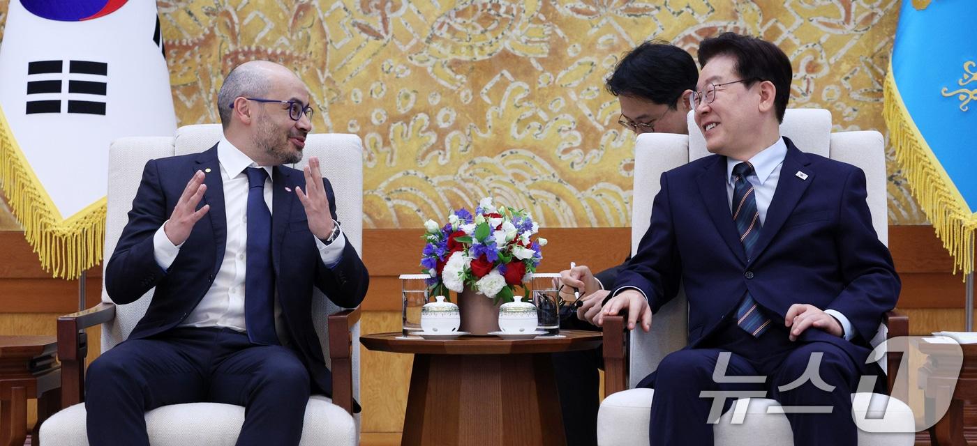 본문 이미지 - 이재명 대통령이 27일 청와대에서 데미스 하사비스 구글 딥마인드 공동창업자 겸 대표를 접견하고 있다. (청와대통신사진기자단) 2026.4.27 ⓒ 뉴스1 허경 기자