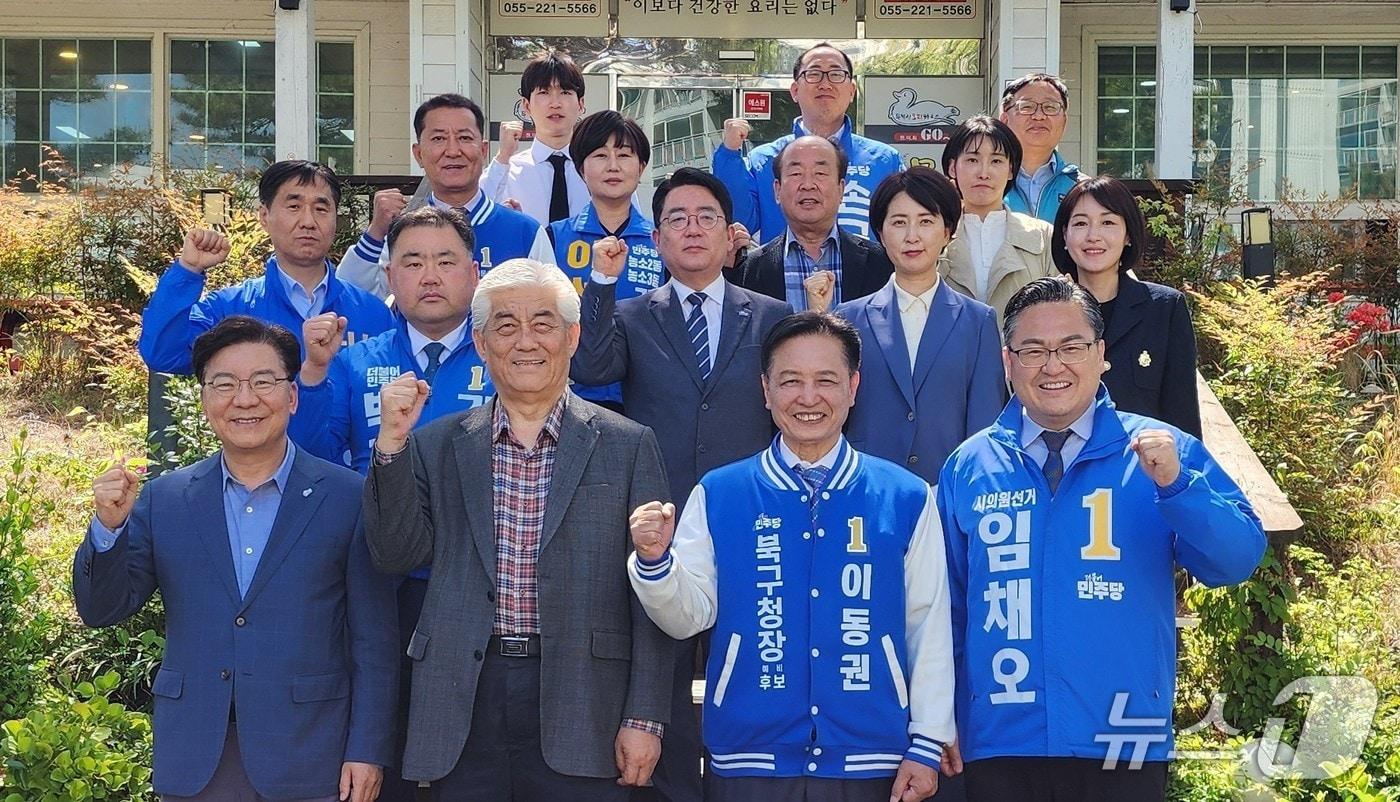 본문 이미지 - 울산 북구 더불어민주당 후보자들이 26일 간담회를 갖고 6·3 지방선거 승리를 위한 협력 방안을 논의하고 기념사진을 찍고 있다.(민주당 울산 북구지역위 제공. 재판매 및 DB금지)/뉴스1