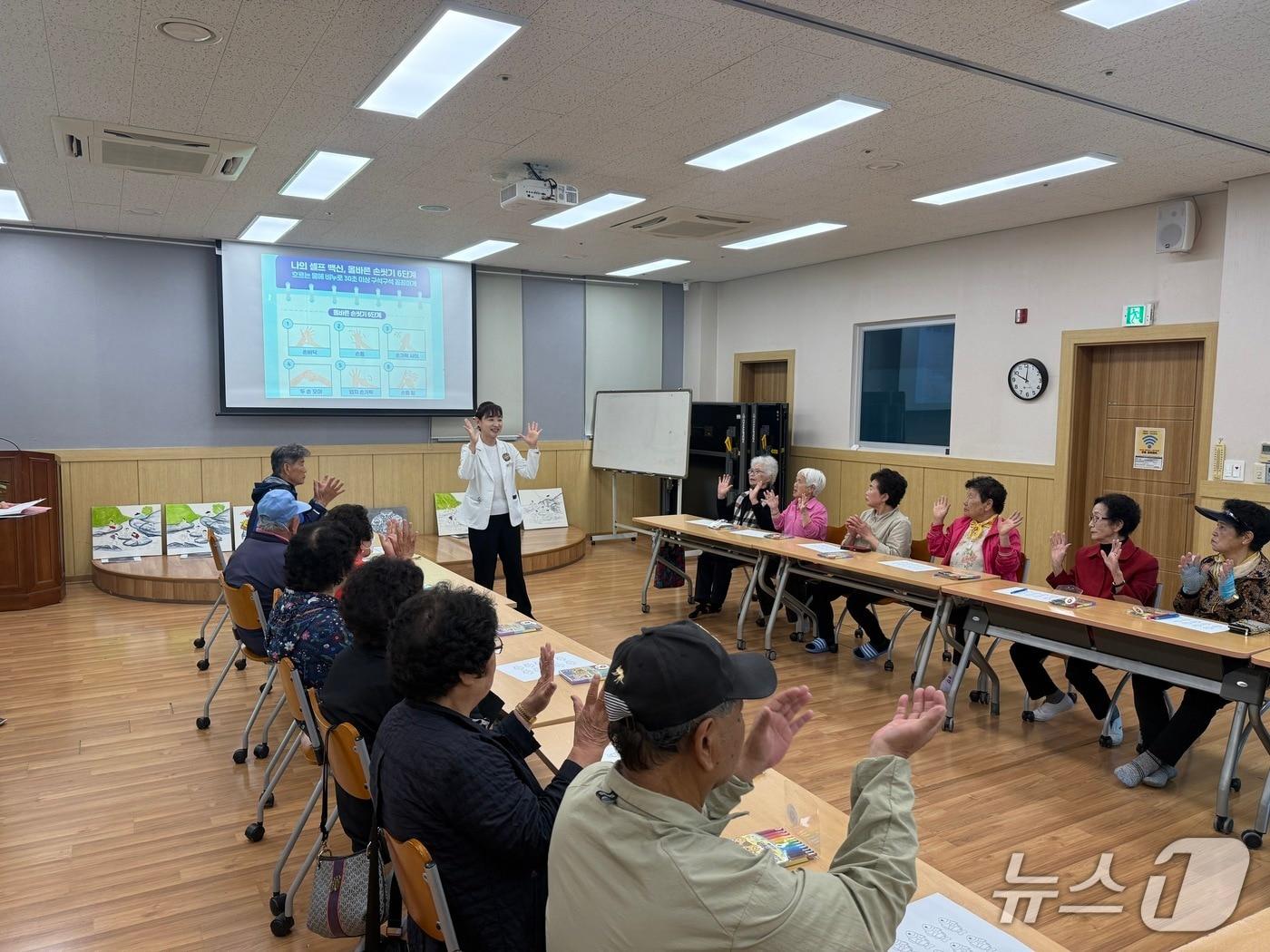 본문 이미지 - 한림성심대학교 '두근두근 CPR봉사단', 건강돌봄 봉사활동.(한림성심대학교 BLS교육센터 제공. 재판매 및 DB금지)/뉴스1