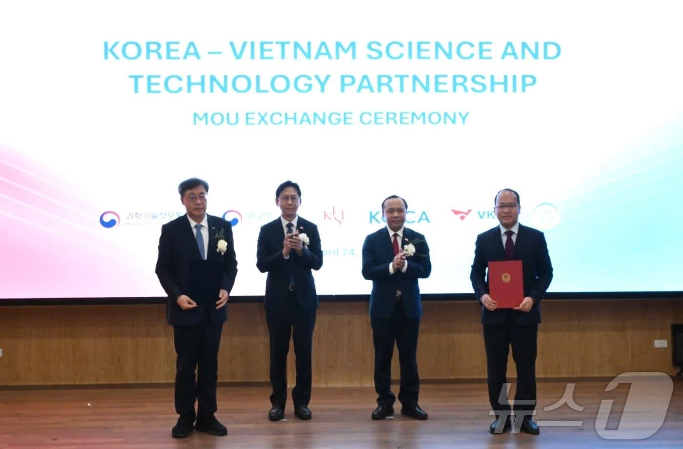 본문 이미지 - 정보통신산업진흥원(NIPA)은 지난 24일 베트남 한-베 과학기술연구원(VKIST)에서 열린 '한-베 과학기술 혁신포럼'에서 베트남 디지털산업청(DIA)과 인공지능(AI) 분야 협력 강화를 위한 업무협약(MOU)을 체결했다고 27일 밝혔다. 왼쪽부터 박윤규 NIPA 원장, 배경훈 부총리 겸 과학기술정보통신부 장관, 부 하이 꾸안 베트남 과학기술부 장관, 응우옌 칵 릭 베트남 디지털산업청장. 2026.04.27 ⓒ 뉴스1 (NIPA 제공)