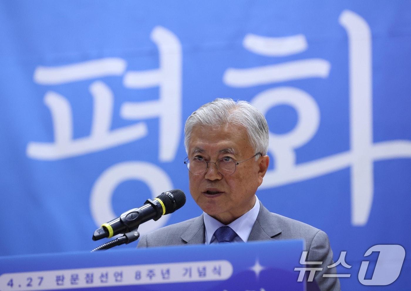 본문 이미지 - 문재인 전 대통령이 27일 서울 여의도 국회에서 열린 판문점 선언 8주년 기념식에서 기념사를 하고 있다. (공동취재) 2026.4.27 ⓒ 뉴스1 김도우 기자